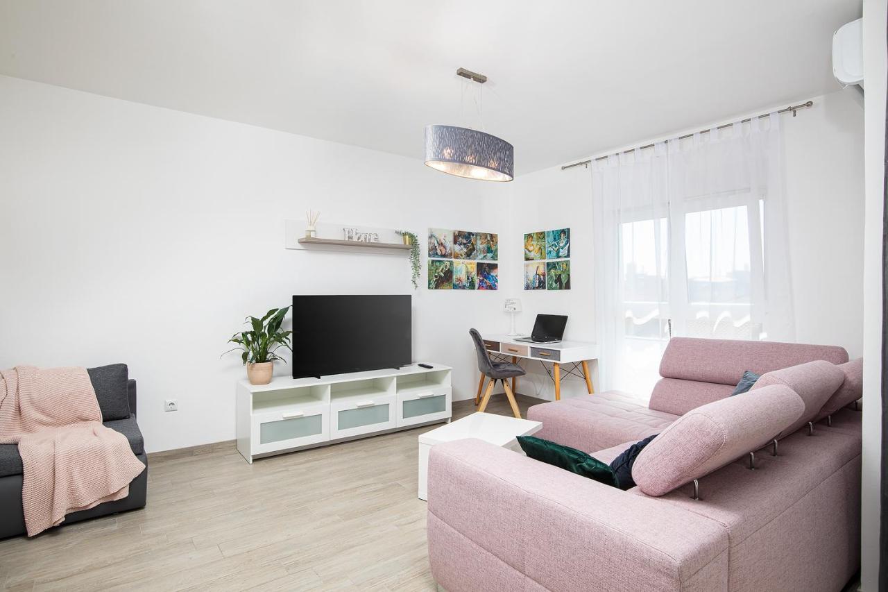 Stylish City Stay With Balcony & Free Parking Pula Exteriör bild